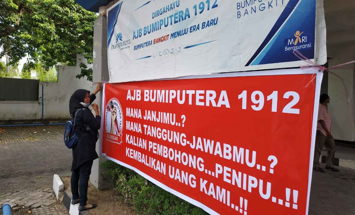 Nasabah korban AJB Bumiputera 1912 melakukan aksi damai dengan memasang spanduk meminta pertanggungjawaban Bumiputera terkait uang klaim dan lainnya, Kamis (11/2/2021) | Halonusa.com
