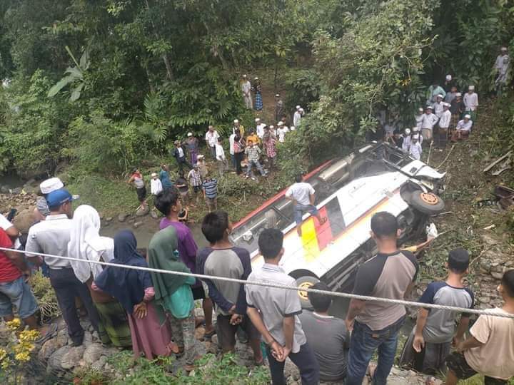 Bus pariwisata dikabarkan membawa rombongan ASN Pemerintah Kabupaten Agam, Sumbar masuk jurang.  Hingga saat ini para penumpang dirawat di rumah sakit terdekat dan dua dilaporkan meninggal dunia | 