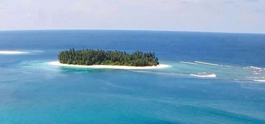 Pulau A-Frames (nama asli, &quot;Pulau Panangalat&quot;) terletak 25 kilometer sebelah utara ibu kota Mentawai (Tua-Pejat) yang ditawarkan dalam situs .privateislandsonline.com