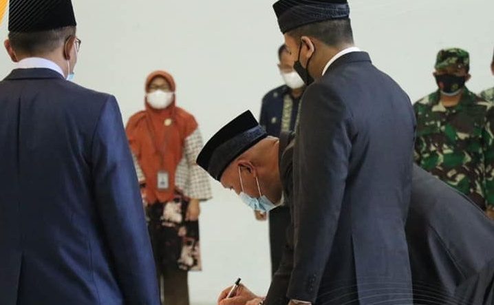 Gubernur Sumatera Barat Sumbar) Mahyeldi dan Wakil Gubernur Sumatera Barat Audy Joinaldy menandatangani berita acara serah terima jabatan dari pejabat sebelumnya, Jumat, 26 Februari 2021.