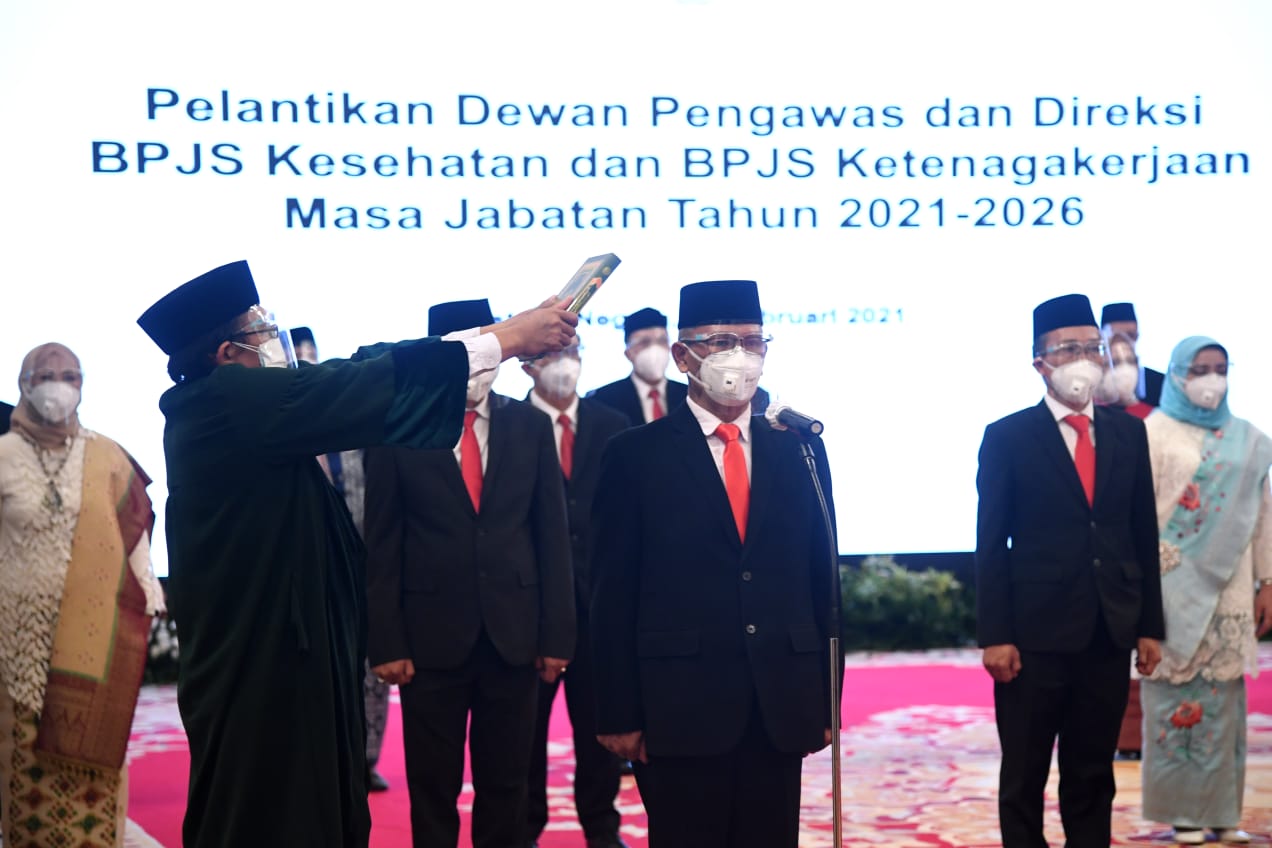 Presiden Joko Widodo melantik dan mengambil sumpah jabatan Dewan Pengawas beserta Direksi Badan Penyelenggara Jaminan Sosial (BPJS) Kesehatan dan BPJS Ketenagakerjaan untuk masa jabatan tahun 2021-2026, Senin (22/2/2021).