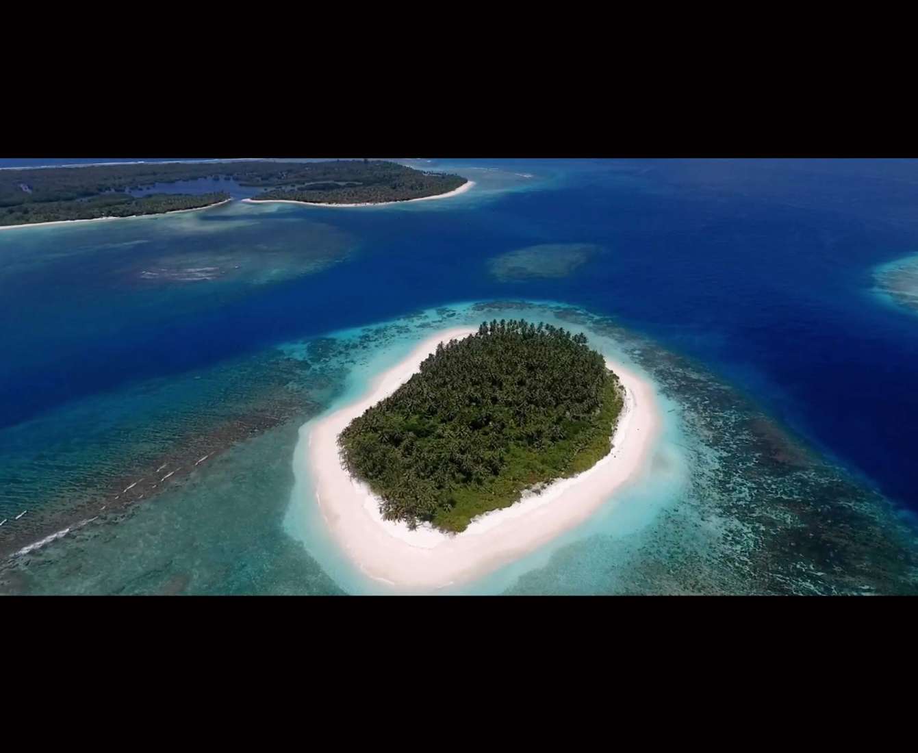 Pulau A-Frames (nama asli, &quot;Pulau Panangalat&quot;) terletak 25 kilometer sebelah utara ibu kota Mentawai (Tua-Pejat) yang ditawarkan dalam situs .privateislandsonline.com