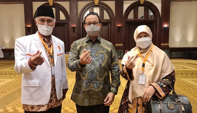 Gubernur Sumbar Mahyeldi (kiri), Gubernur DKI Jakarta Anies Baswedan (tengah) dan Harneli Bahar (kanan). (Foto: IG @mahyeldisp)