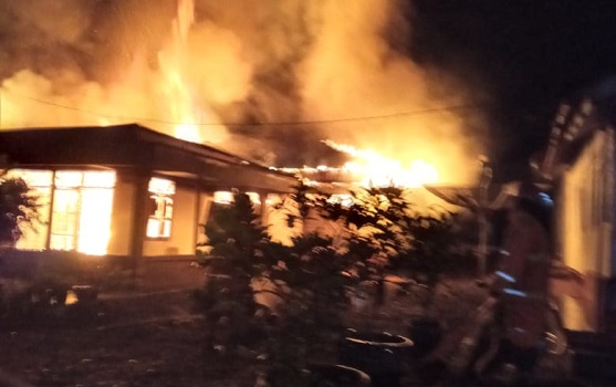 Rumah pasutri di Tanah Datar, terbakar, Rabu (17/3/2021) dini hari. (Foto: istimewa)