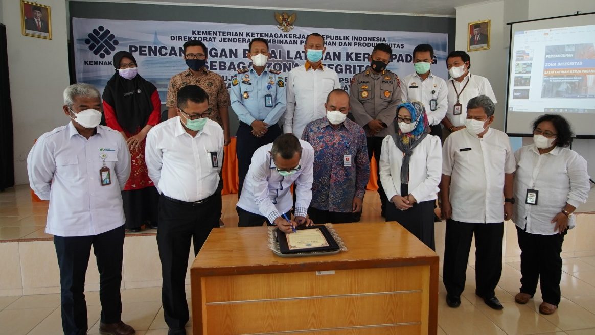 Deklarasi pencanangan Komitmen Wujudkan Menuju Wilayah Bebas Korupsi (WBK) dan Wilayah Birokrasi Bersih Melayani (WBBM) di Balai Latihan Kerja Padang, Jalan Sei Balang Bandar Buat, Kota Padang, Sumatera Barat.