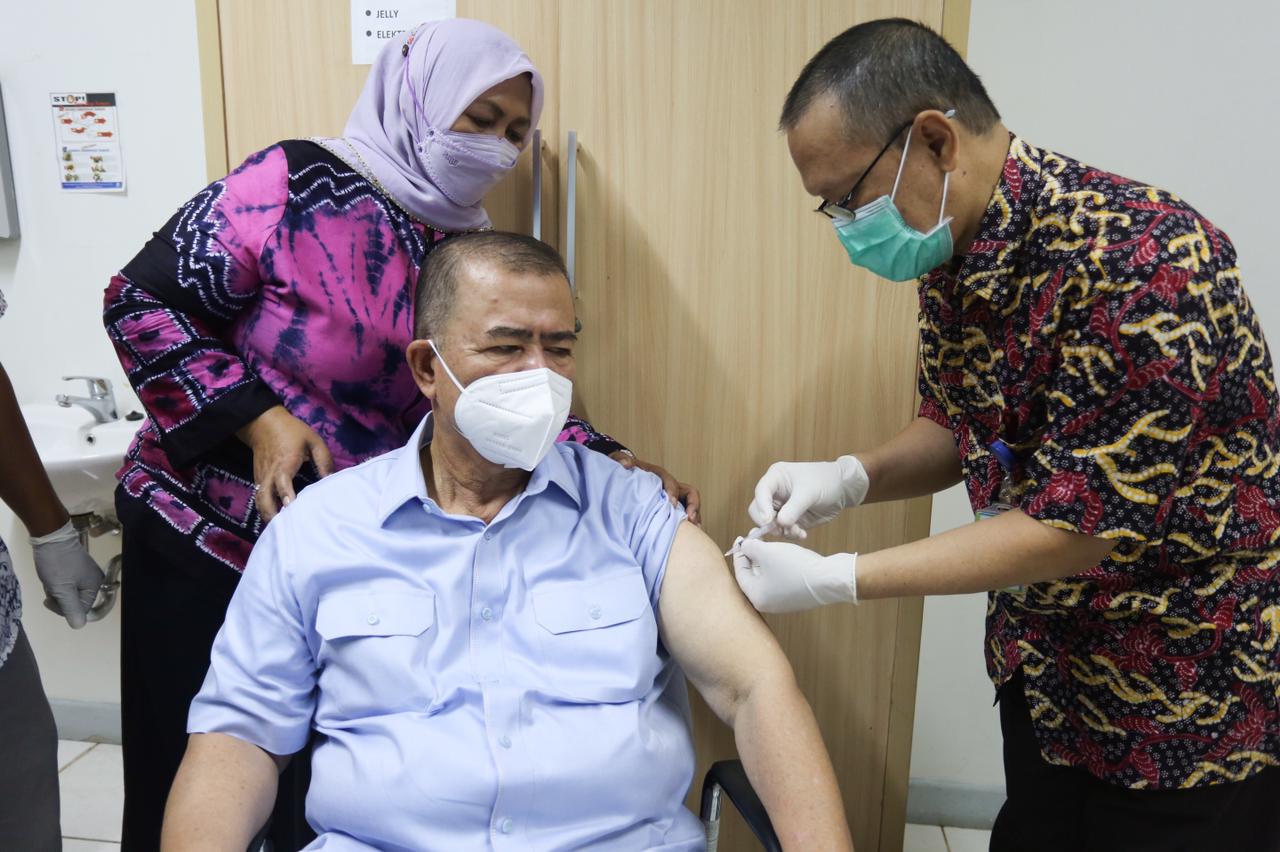 Nasrul Abit Divaksin, Ajak Masyarakat Menjaga Kesehatan dan ikut Vaksinasi