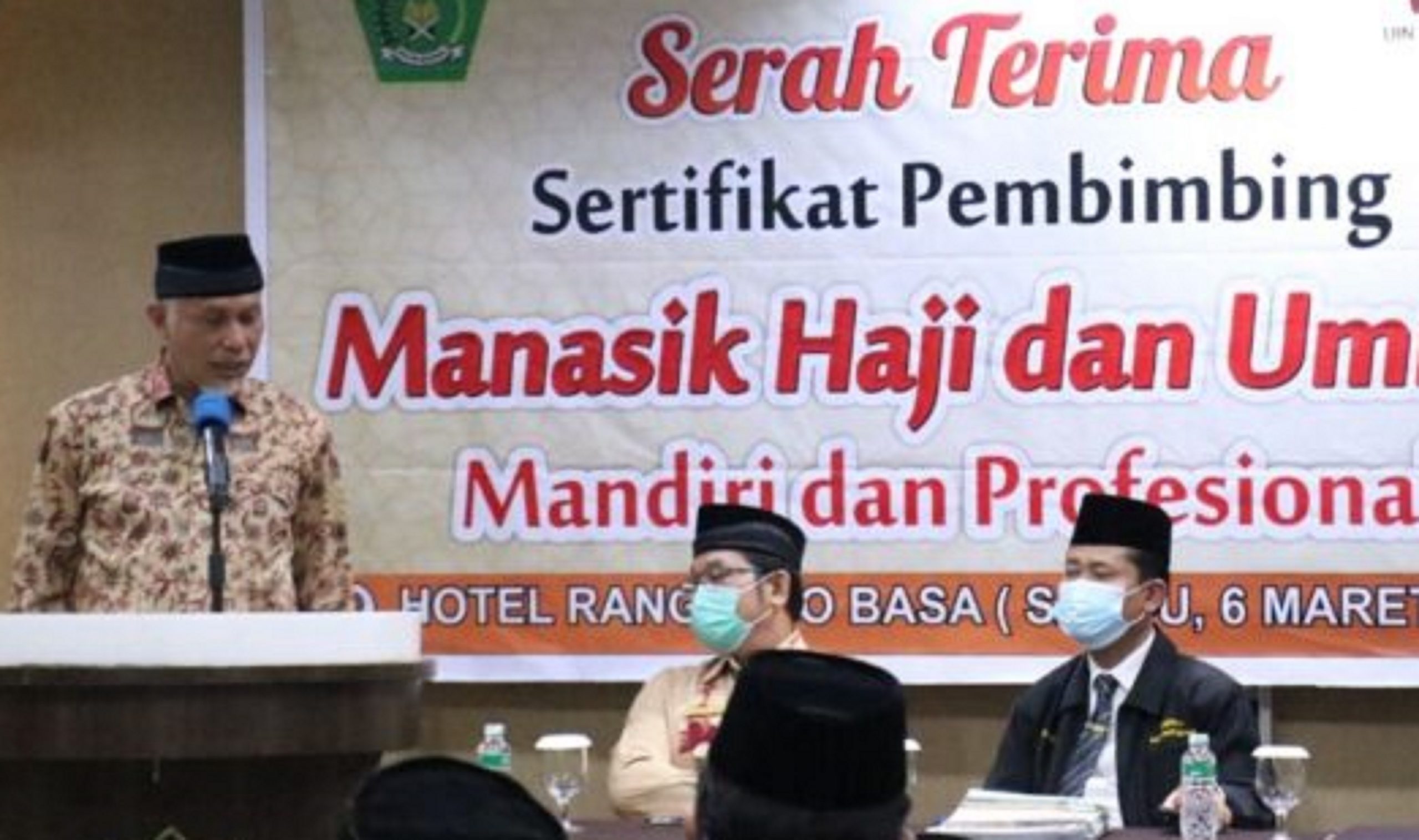 Gubernur Sumatera Barat Mahyeldi memberikan amanat saat sesi serah terima sertifikat pembimbing manasik haji dan umrah mandiri dan profesional, di Hotel Rangkayo Basa, Sabtu (6/3/2021). | Halonusa.com