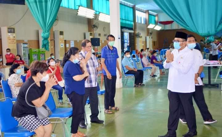 Plt. Wali Kota Padang, Hendri Septa saat meninjau lokasi pelaksanaan vaksinasi covid-19 lansia di gedung Himpunan Tjinta Teman (HTT) Padang, Jumat (5/3/2021). Pemkot Padang menargetkan 700 ribu warga telah tervaksinasi hingga akhir 2021.