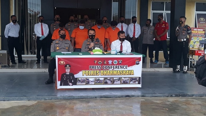 Polres Dharmasraya di Sumatera Barat saat konferensi pers terkait hasil operasi Jaran Singgalang 2021 selama dua pekan bulan Maret tahun ini
