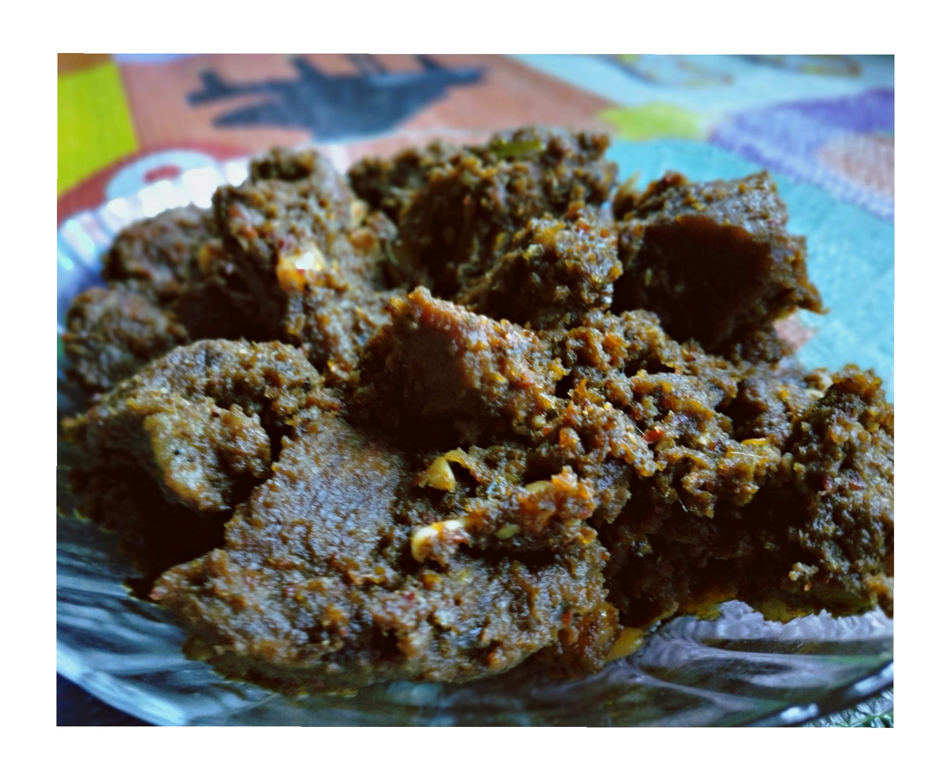 Marandang, demikian orang Minang menyebut proses pembuatan daging berkuah kering berwarna cokelat tua dan pekat kehitaman, kemudian disebut Randang. | Kariadil Harefa/Halonusa.com