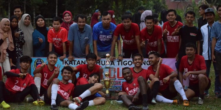 Tim Kopi Mos Football merayakan kemenangan di lapangan sepakbola Nagari Tigo Jangko, Lintau Buo, Kabupaten Tanah Datar usai mengalahkan tim Soska FC Sijunjuang dengan skor 1-0 dalam open turnamen TFC Cup I-2021 se-Sumatera Barat. 