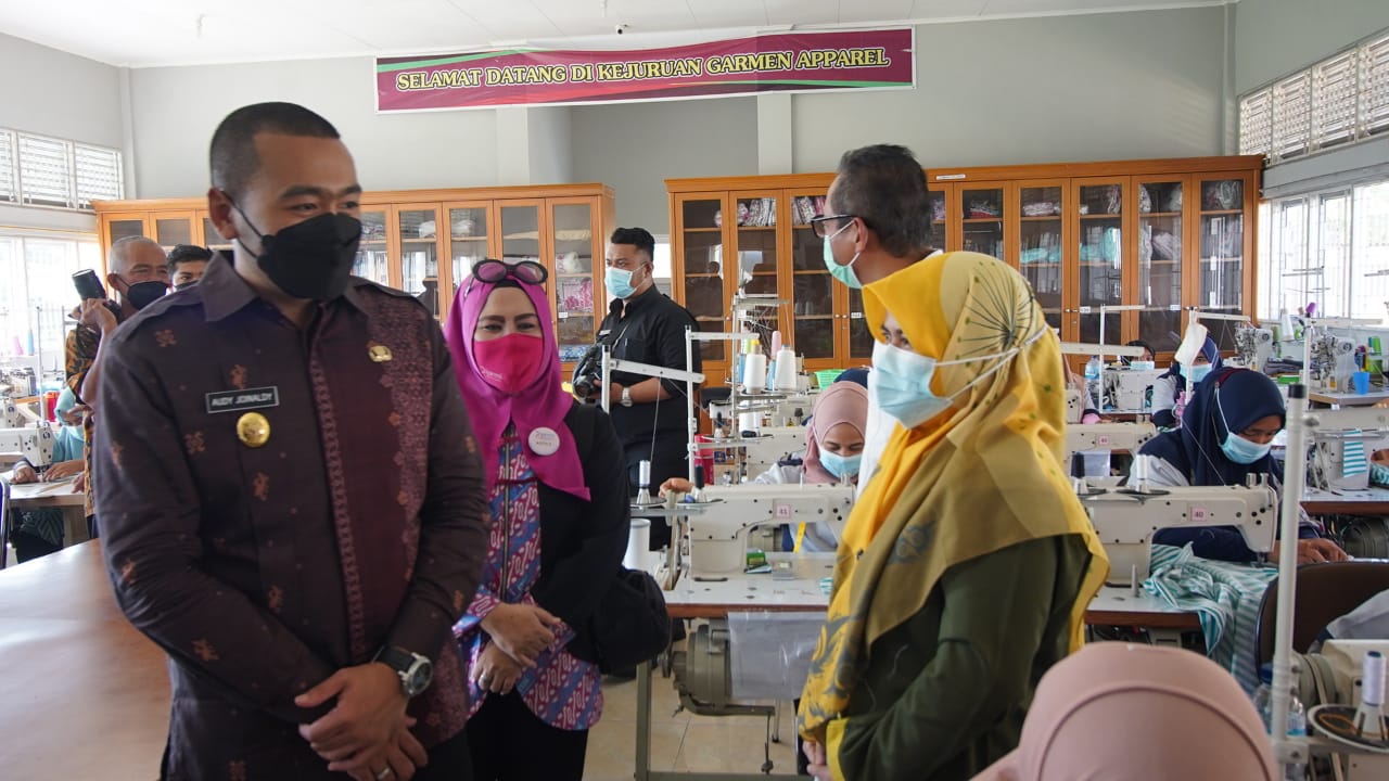 Wakil Gubernur Sumatera Barat (Sumbar) Audy Joinaldy saat kunjungan perdana ke Balai Latihan Kerja (BLK), Jalan Sungai Balang, Bandar Buat, Kamis (4/3/2021).