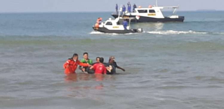 Evakuasi bocah yang ditemukan meninggal dunia di Pantai Lolong, Padang, Sabtu (6/3/2021) pagi. (Foto: BPBD Padang)