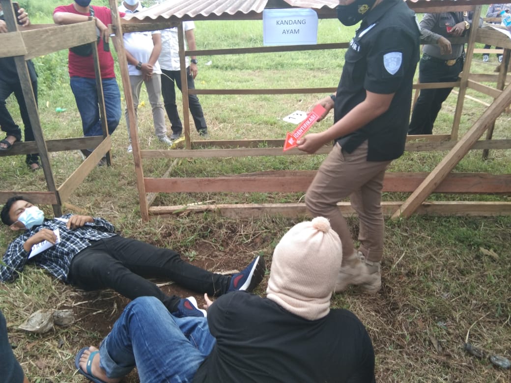 Rekonstruksi terhadap korban penembakan Deki Susanto di Solok Selatan, Sumatera Barat, Kamis (18/3/2021). Korban tewas setelah peluru dari oknum polisi Kancep Rianto mengenai kepala korban ketika menangkapnya di kediamannya.