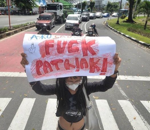 Agitasi lewat tulisan di kertas karton dipegang salah seorang pengunjuk rasa saat memperingati Hari Perempuan Internasional di Padang, Sumatera Barat. Mereka pun menggelar aksi diam di bundaran jalan depan kantor DPRD Sumbar, Padang, Senin (8/3/2021) seba