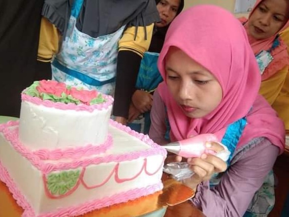 '- Sebanyak 16 peserta mengikuti pelatihan berbasis kompetensi sub kejuruan pembuatan roti dan kue, Senin (8/3/2021) yang digelar DPMPTSP-Naker Kabupaten Agam, Sumatera Barat (Sumbar).
