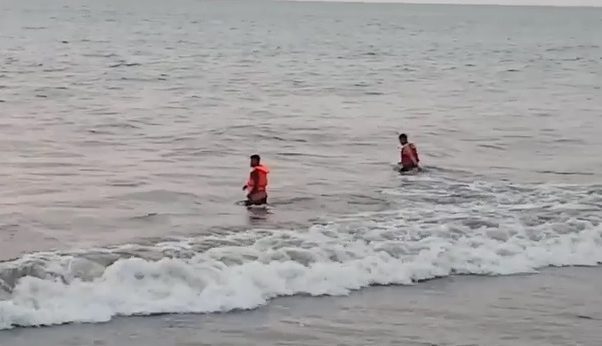 Menggunakan Lifejacket, Lakukan Pencarian Remaja Hanyut di Pantai Lolong Padang
