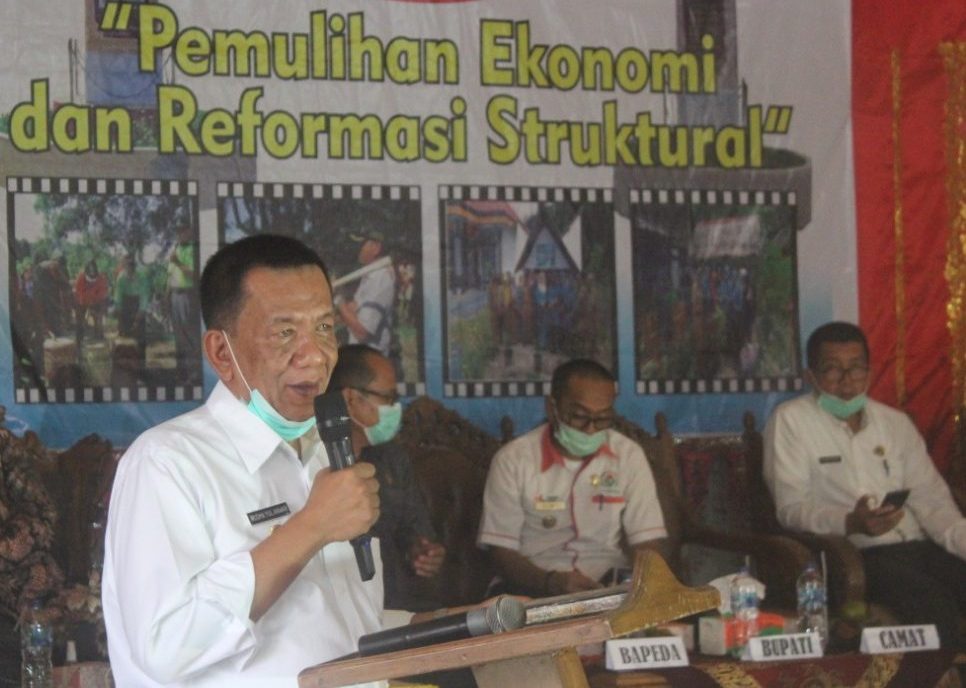 Bupati Pesisir Selatan Sumatera Barat, Rusma Yul Anwar saat membuka resmi Musrembang RKPD di Kecamatan Ranah Pesisir, Rabu (3/3/2021)