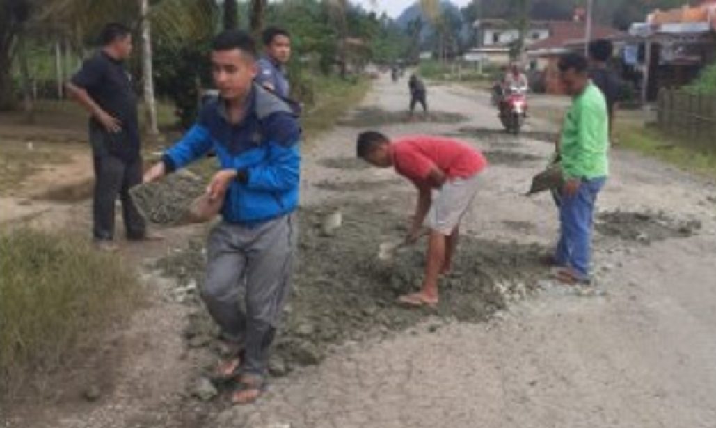 Masyarakat desa di Solok Selatan, Sumatera Barat bergotong royong menimbun jalan rusak secara swadaya. |Ist|