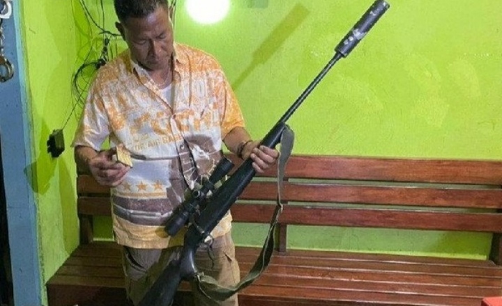 Polisi dari Polres Merauke, Papua memperlihatkan senjata api rakitan lengkap dengan perangkatnya yang disita |Antara/Halonusa| 