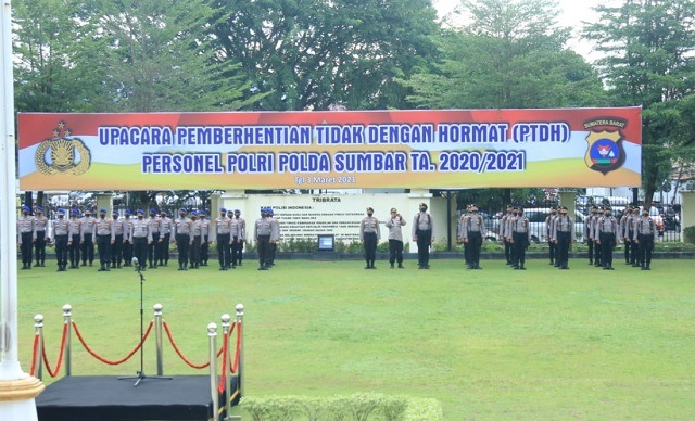 Kapolda Sumbar Irjen Pol Drs. Toni Harmanto, MH memimpin upacara Pemberhentian Tidak Dengan Hormat (PTDH) kepada delapan personil Polda Sumbar, Rabu (3/3) di Mapolda, Jl. Sudirman Padang.