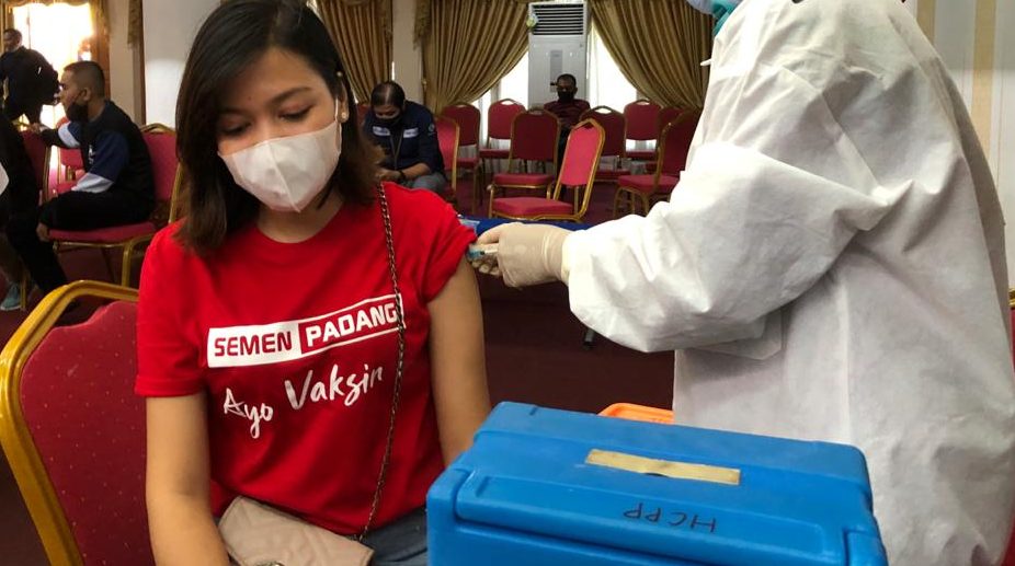 Jurnalis perempuan yang bekerja di kantor berita Padang Ekspres menerima suntik vaksin corona Sinovac dari vaksinator Dinas Kesehatan Kota Padang, Sumatera Barat, di auditorium gubernuran, Rabu (10/3/2021) | Haikal/Klikpositif/Halonusa |