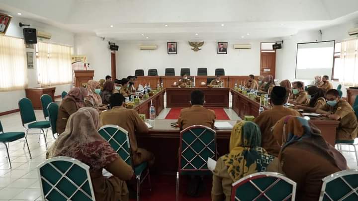 Wakil Bupati Tanah Datar, Richo Aprian mempimpin rapat tim koordinasi pengentasan kemiskinan daerah (TKPKD).