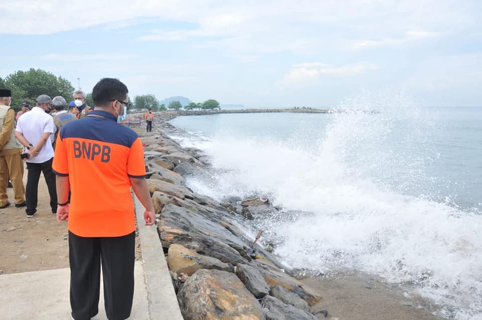 Pembangunan tanggul laut di pantai Padang diyakini dapat meminimalisir abrasi pantai