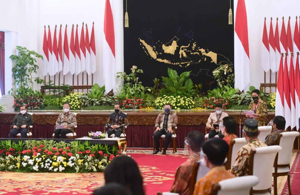 Presiden RI Joko Widodo saat membuka ajang Indonesia International Motor Show (IIMS) Hybrid 2021 secara virtual dari Istana Negara, Jakarta, Kamis (15/4/2021).