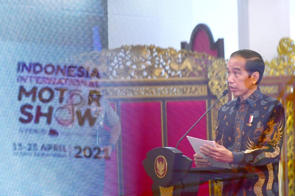 Presiden RI Joko Widodo saat membuka ajang Indonesia International Motor Show (IIMS) Hybrid 2021 secara virtual dari Istana Negara, Jakarta, Kamis (15/4/2021).