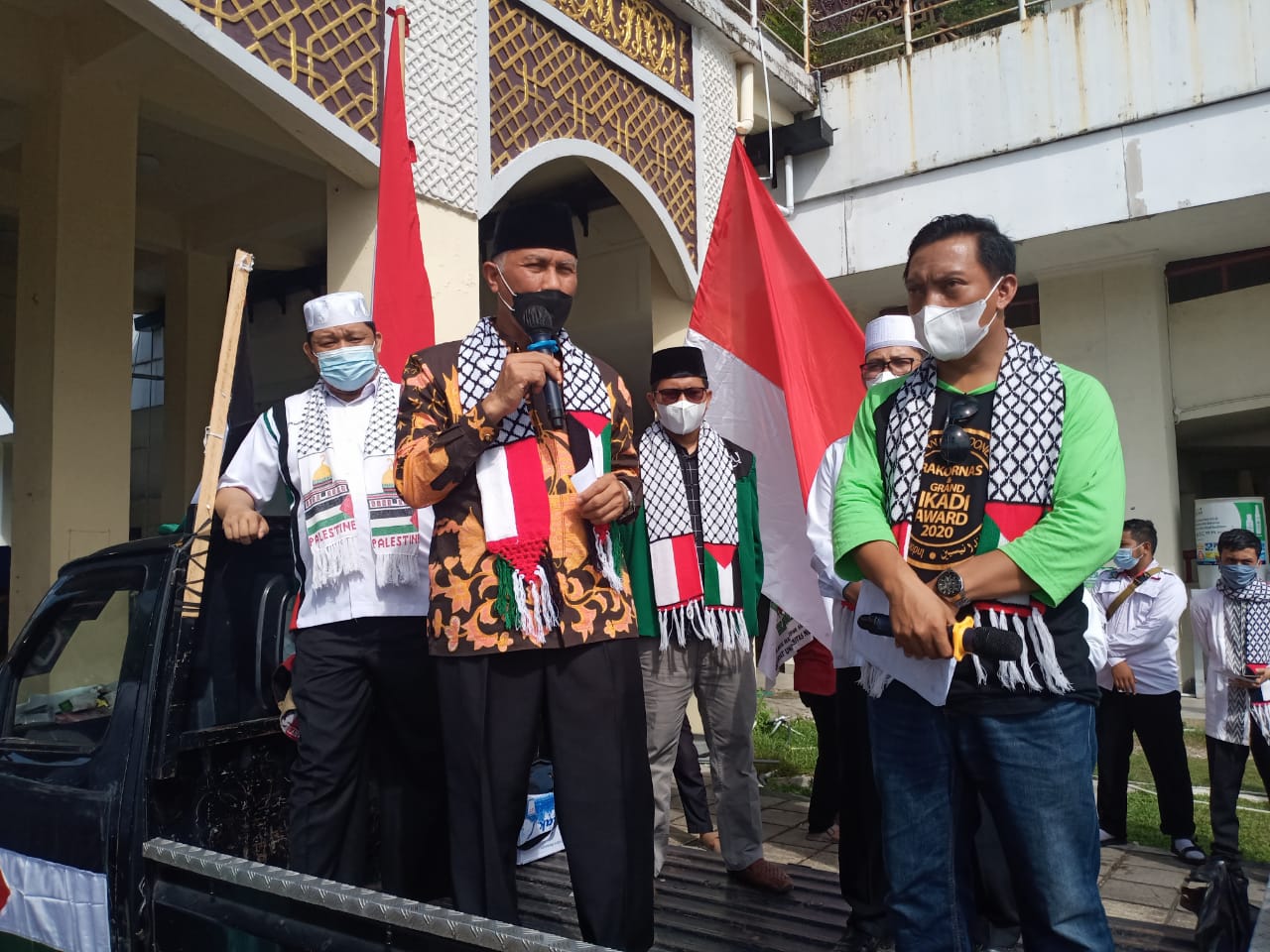 Agresi militer Israel, Gubernur Sumatera Barat Mahyeldi ikut aksi bela Palestina dengan melepas peserta aksi solidaritas, dari halaman masjid Raya Sumatera Barat, Minggu (22/5/2021). | Halonusa