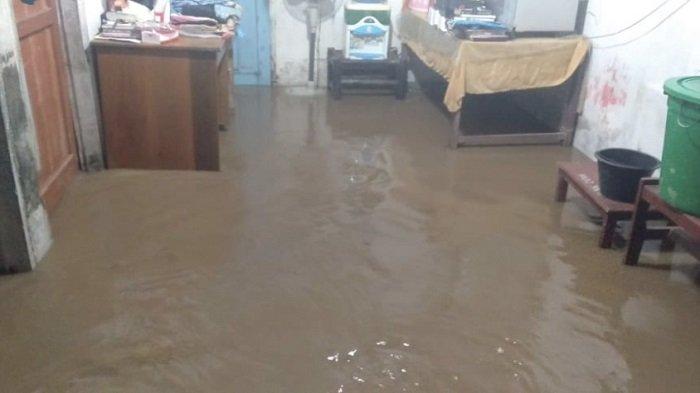 Banjir merendam rumah warga di Kecamatan Ramah Ampek Hulu Tapan, Kabupaten Pesisir Selatan, Sumatera Barat, Minggu (16/5/2021). | Int/Halonusa