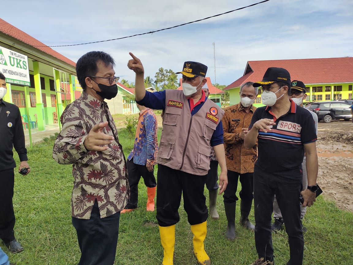Gubernur Sumatera Barat, Mahyeldi bersama Kadisdik Sumbar, Adib Alfikri saat meninjau SMKN 1 Ranah Ampek Hulu Tapan, Pesisir Selatan