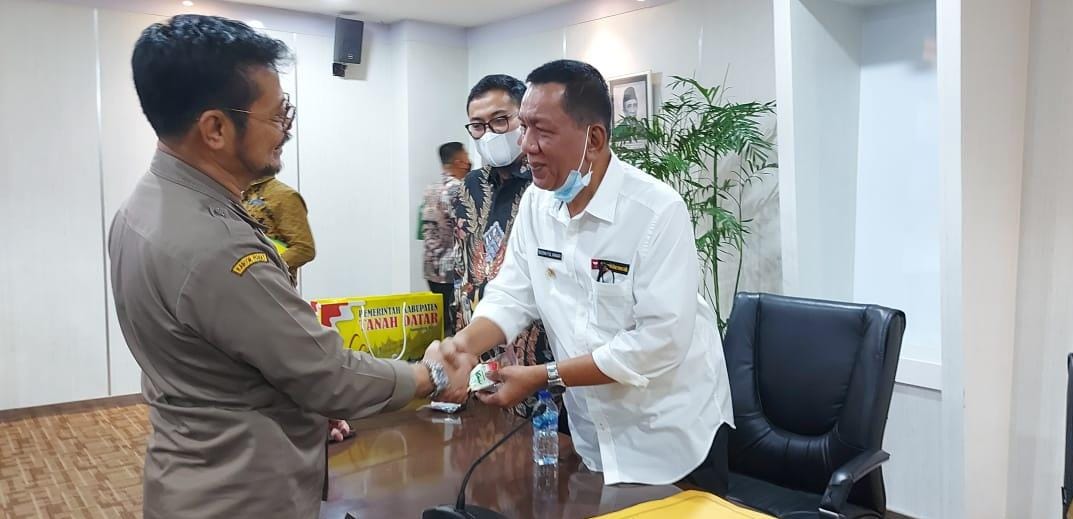 Bupati Pesisir Selatan Rusma Yul Anwar saat bertemu dengan Menteri Pertanian.