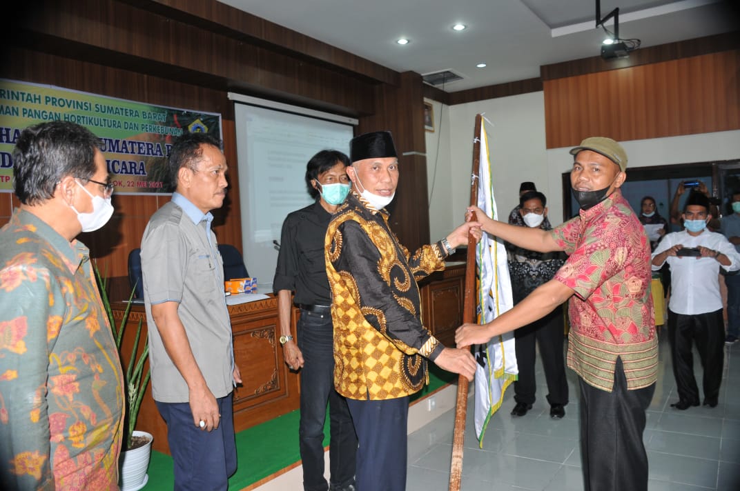 Gubernur Sumatera Barat Mahyeldi saat pengukuhan Kontak Tani Nelayan Andalan (KTNA) Sumbar dan temu wicara di BPTP Sumbar, Kabupaten Solok, Sabtu (22/5/2021).