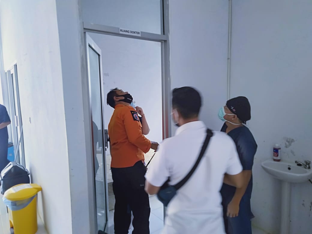 Petugas BPBD dan SAR Mentawai melakukan pengecekan terhadap RSUD Kabupaten Kepulauan Mentawai, Sumatera Barat, Indonesia pasca gempa yang terjadi Rabu pagi ini, 5 Mei 2021. | Walter Saogo/Halonusa via Tanharimage.com