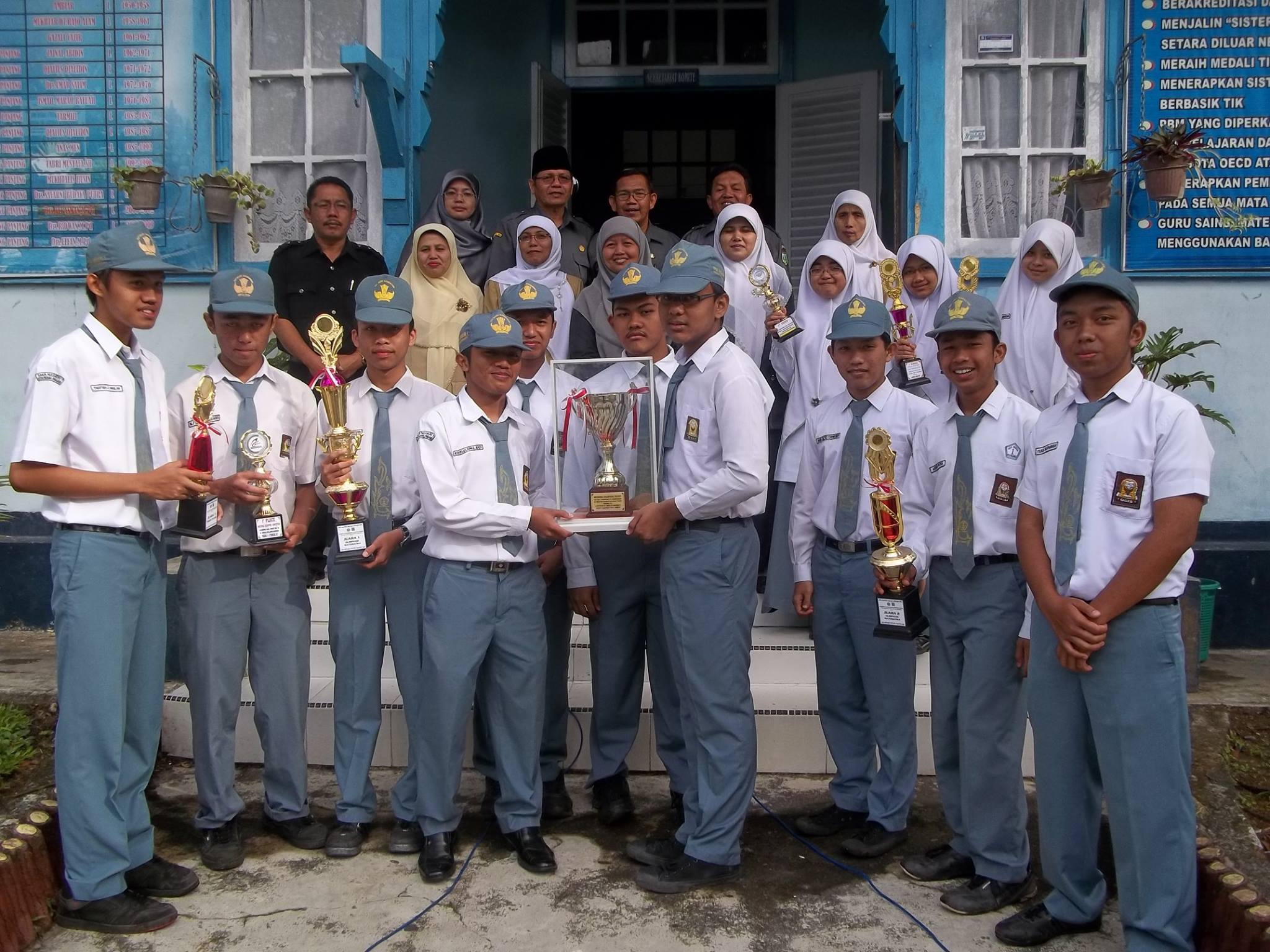 Para siswa dan guru SMA Negeri Padang Panjang, Sumatera Barat (Sumbar) saat foto bersama memegang piala dalam suatu kejuaraan dalam beberapa tahun terakhir. SMA Negeri 1 Padang Panjang salah satu sekolah peringkat pertama di Sumatera Barat dan urutan ke 7