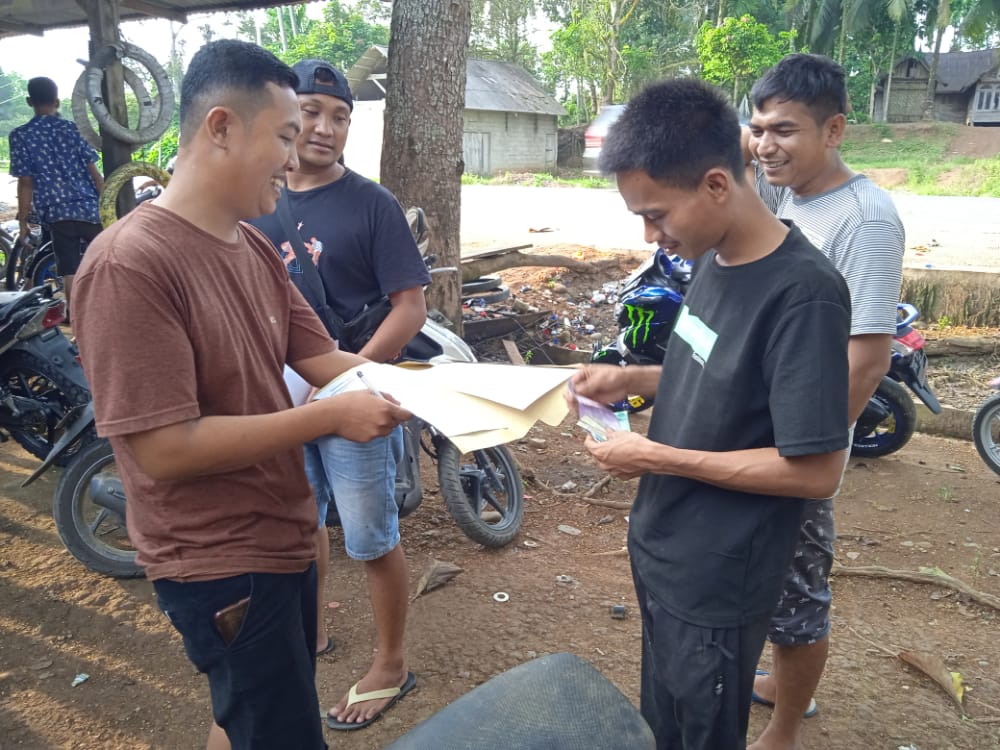 Pemuda Peduli Koperasi Sawit Datuak Nan Sambilan melakukan penggalangan dana, menyambangi masyarakat, Selasa (11/5//2021).