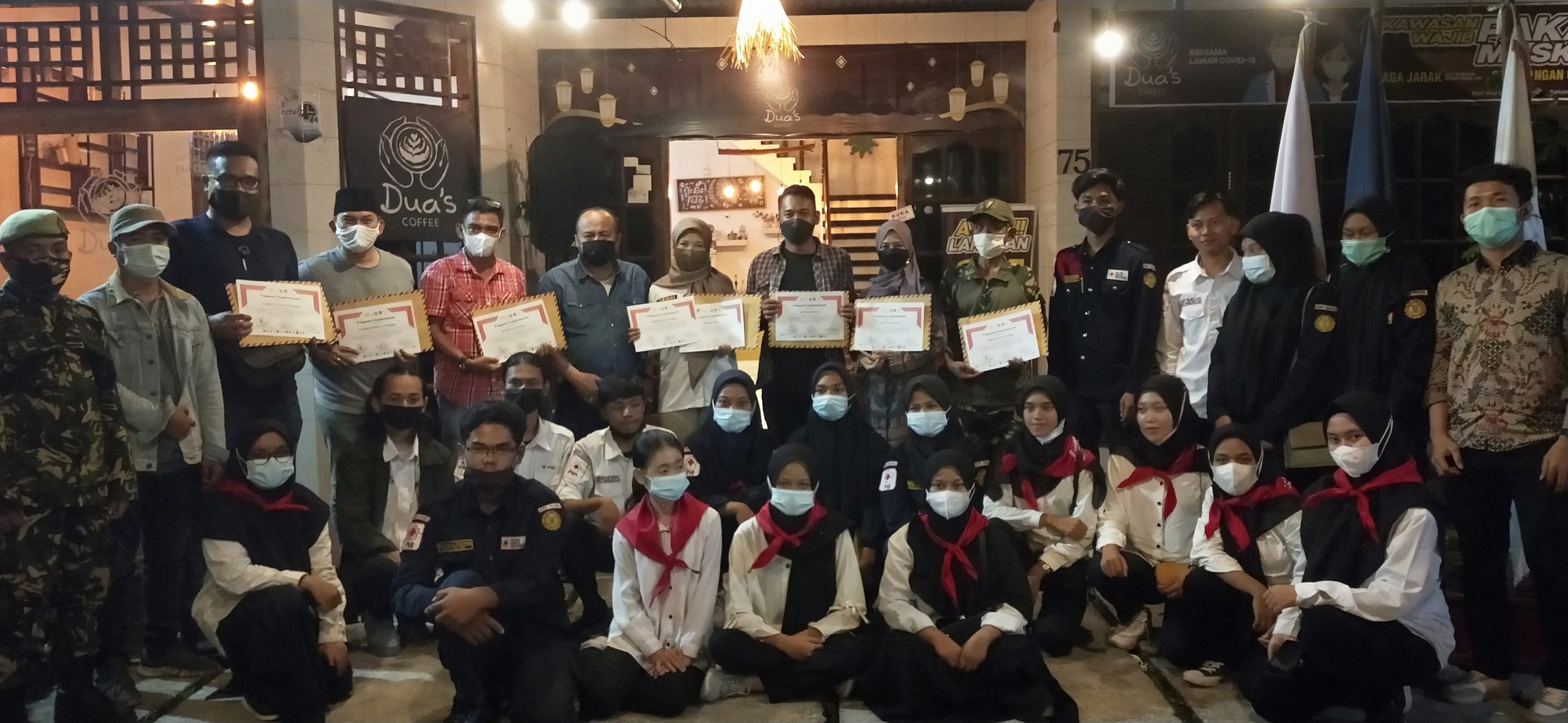 Foto bersama usai penyerahan Piagam Penghargaan kepada masing-masing lembaga yang berkolaborasi saat aksi donor darah bersama Duas Coffee dan UKM KSR PMI Unit Universitas Bung Hatta Proklamator