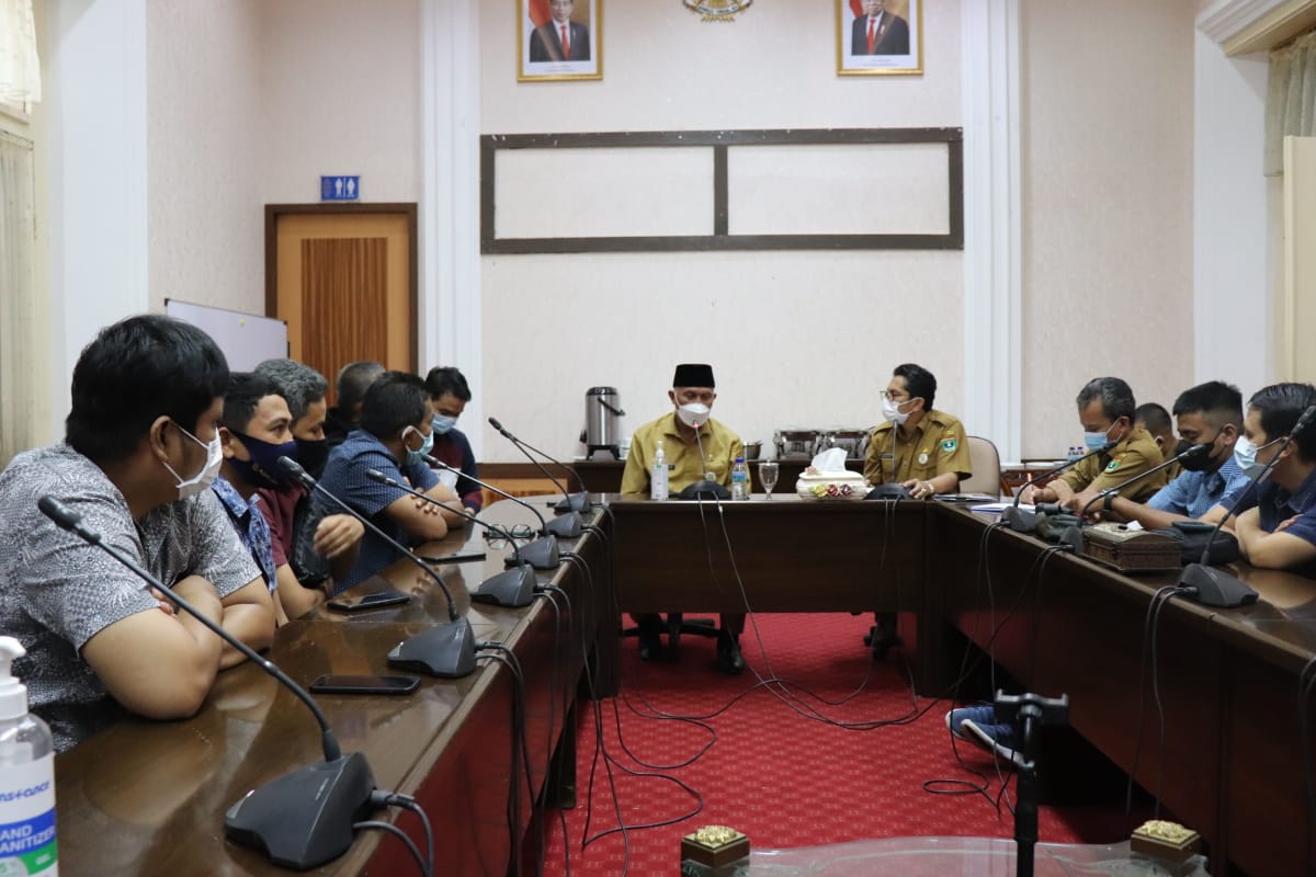 Gubernur Sumatera Barat, Mahyeldi saat silaturahmi bersama wartawan dan pimpinan media di Sumatera Barat | Halonusa