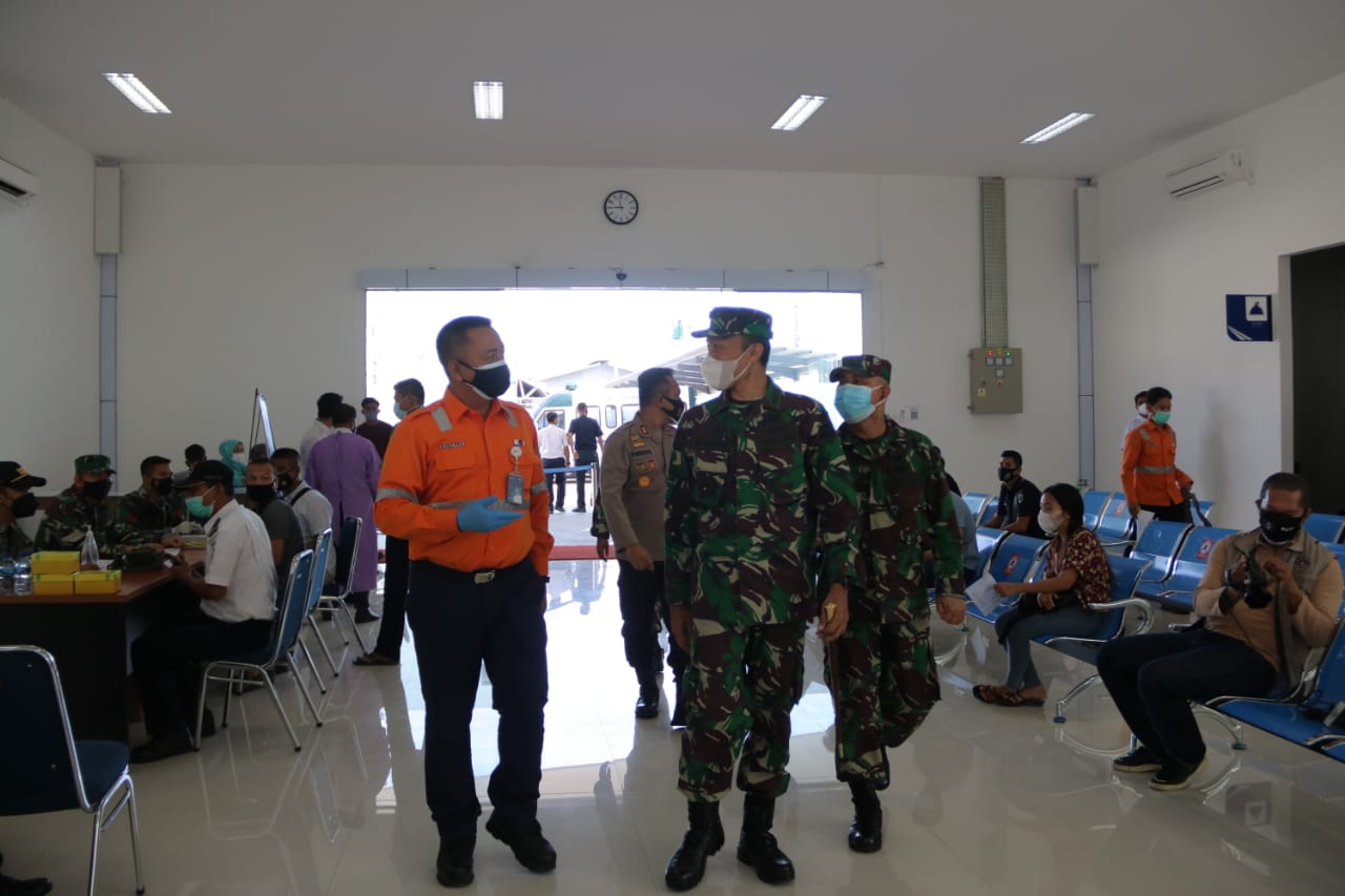 Vice President PT KAI Divre II Sumatera Barat Miming Kuncoro bersama Dandim 0312 Padang, Kolonel Infanteri Muhammad Ghoffar Ngismangil meninjau pelaksanaan vaksinasi Covid-19 di Stasiun Padang. (Foto: Dok. KAI Divre II Sumbar)