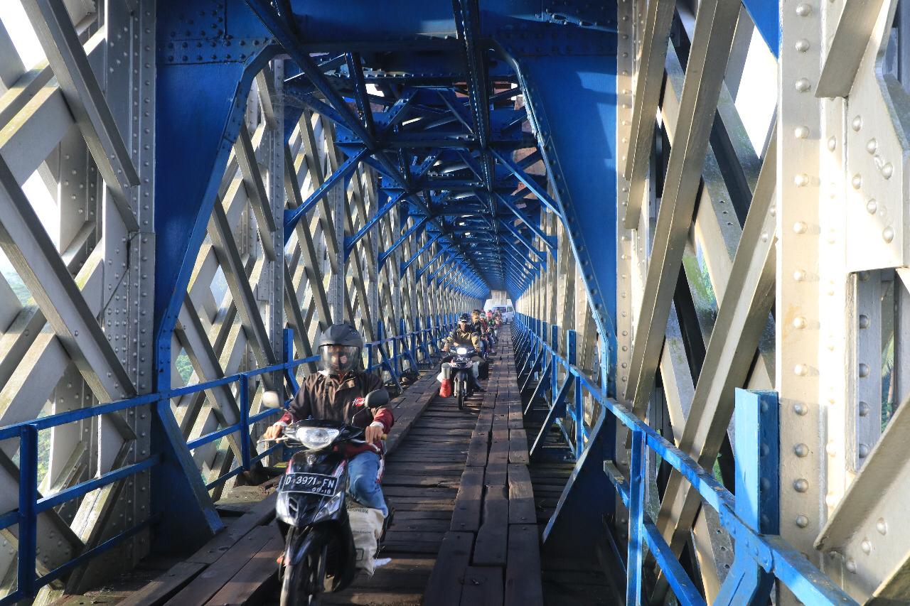 Pengendara sepeda motor melintasi jembatan fungsi ganda Cirohong, Jawa Barat (Jabar). (Foto: Dok. Humasda Daop 2 Bandung)