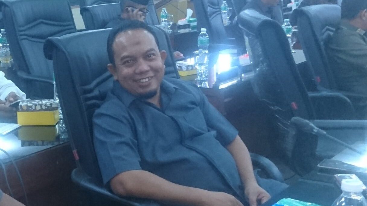 Muharlion saat mengikuti rapat paripurna yang diikuti para anggota DPRD Padang di Jalan Sawahan, Padang Timur | Halonusa