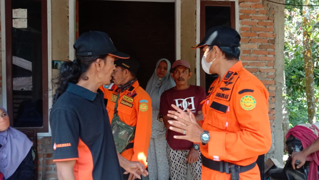 Tim Pos SAR Limapuluh Kota, Sumatera Barat saat berada di rumah survivor yang dinyatakan hilang Kamis (16/7/2021) saat ziarah yang melewati perkebunan di Mungka, Kecamatan Limapuluh Kota, Sumatera Barat | SAR