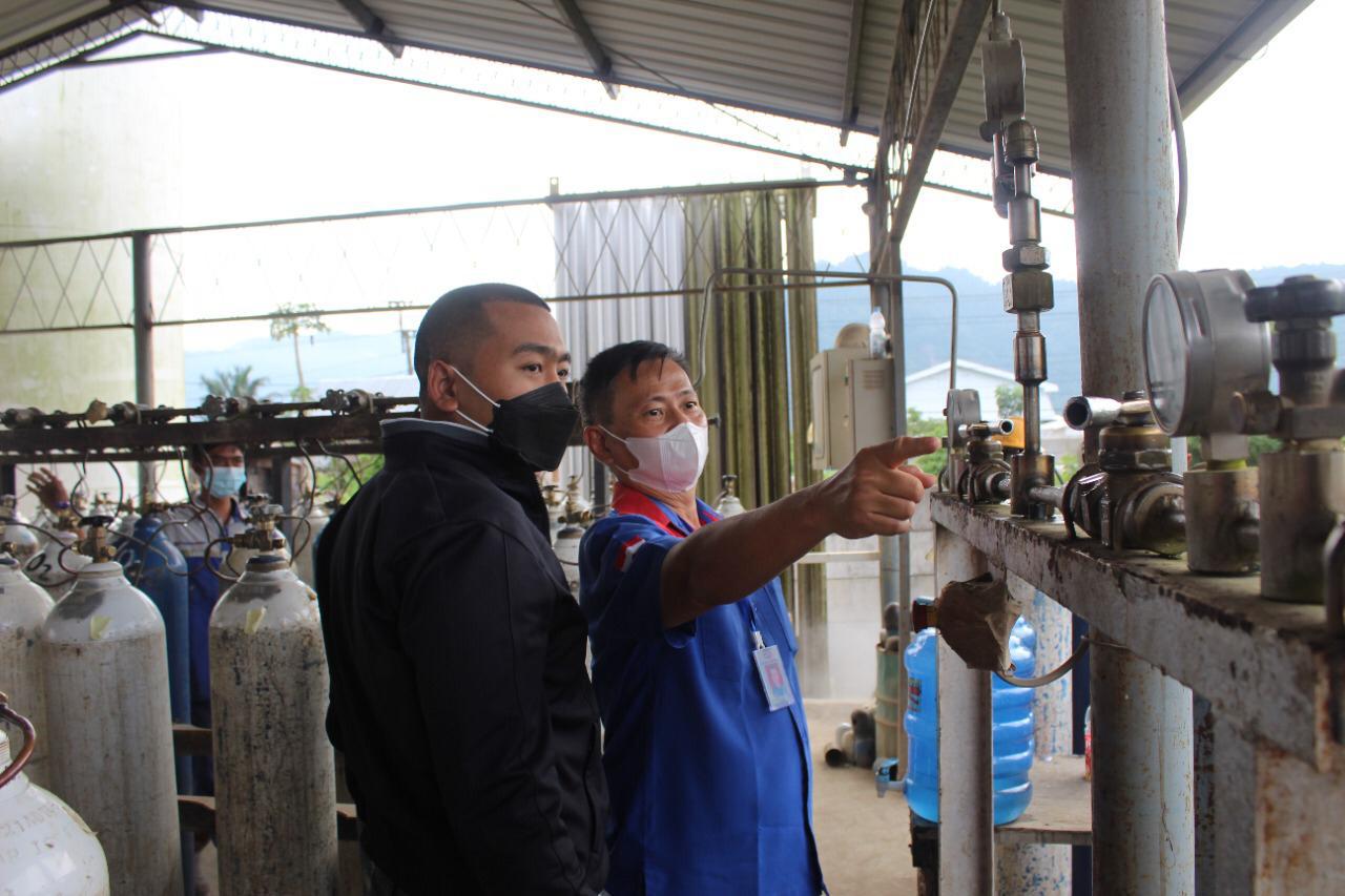 Wakil Gubernur Sumatera Barat, Audy Joinaldy saat meninjau tangki oksigen.