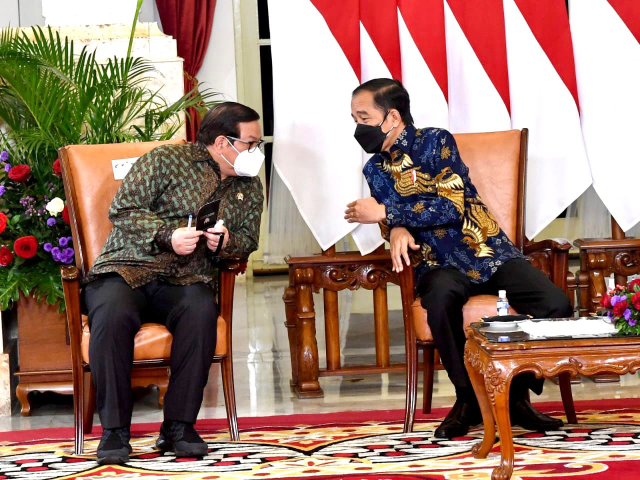 Presiden Joko Widodo didampingi Seskab Pramono Anung pada Pembukaan Sarasehan 100 Ekonom Indonesia di Istana Negara, Jakarta, Kamis (26/08/2021). | BPMI Setpres/Rusman