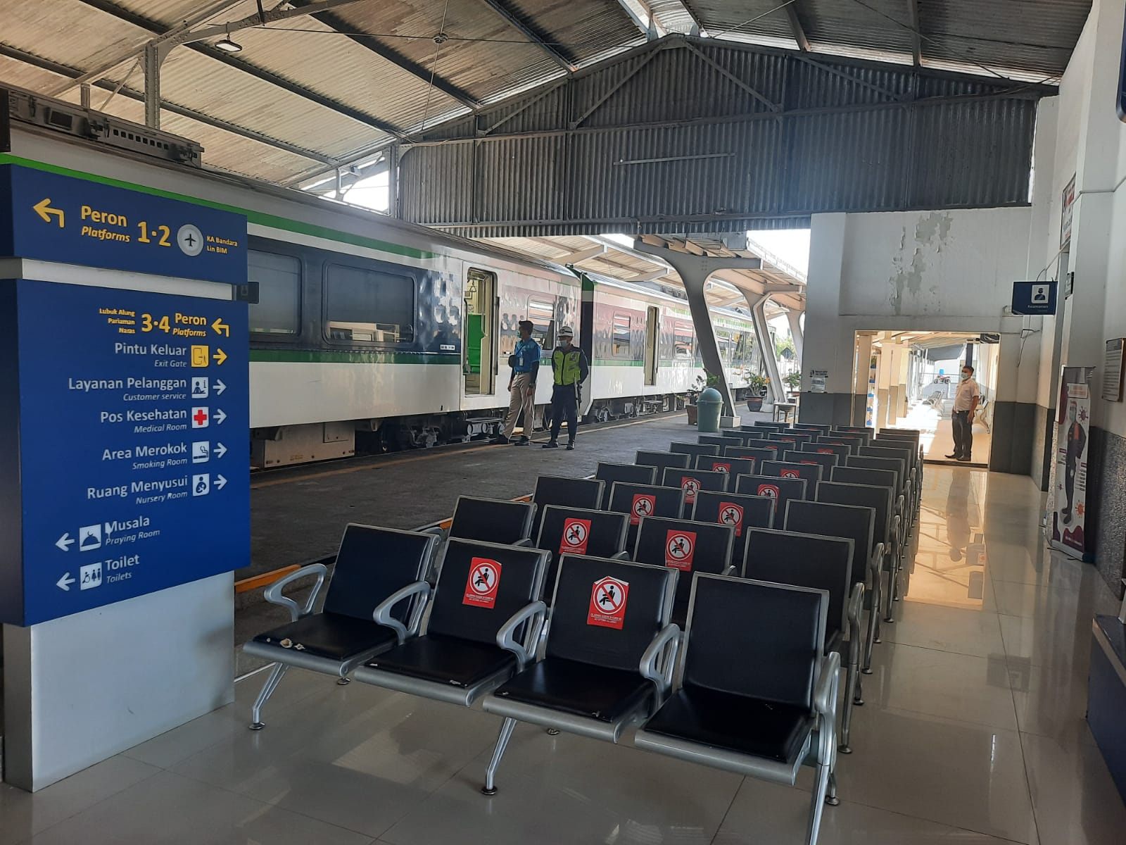 Ruang tunggu di Stasiun Padang diatur jarak bangku antar penumpang demi menjaga jarak dan memutus matacrantai penularan virus Covid-19. (Foto: Dok. KAI Divre II Sumbar)