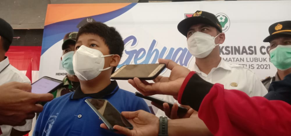 Reisya Hilmi Faren, 12 tahun, menjadi peserta paling muda dari ribuan peserta gebyar vaksin di Kecamatan Lubuk Begalung. (Foto: Dok. Istimewa)