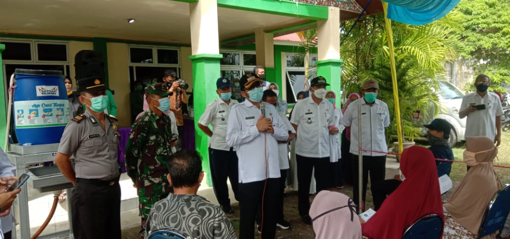 Wali Kota Padang, Hendri Septa didampingi Camat Lubuk Begalung, Heriza Syafani memberikan penjelasan mengenai program gebyar vaksinasi Covid-19 yang dilaksanakan oleh pemerintah. (Foto: Dok. Istimewa)