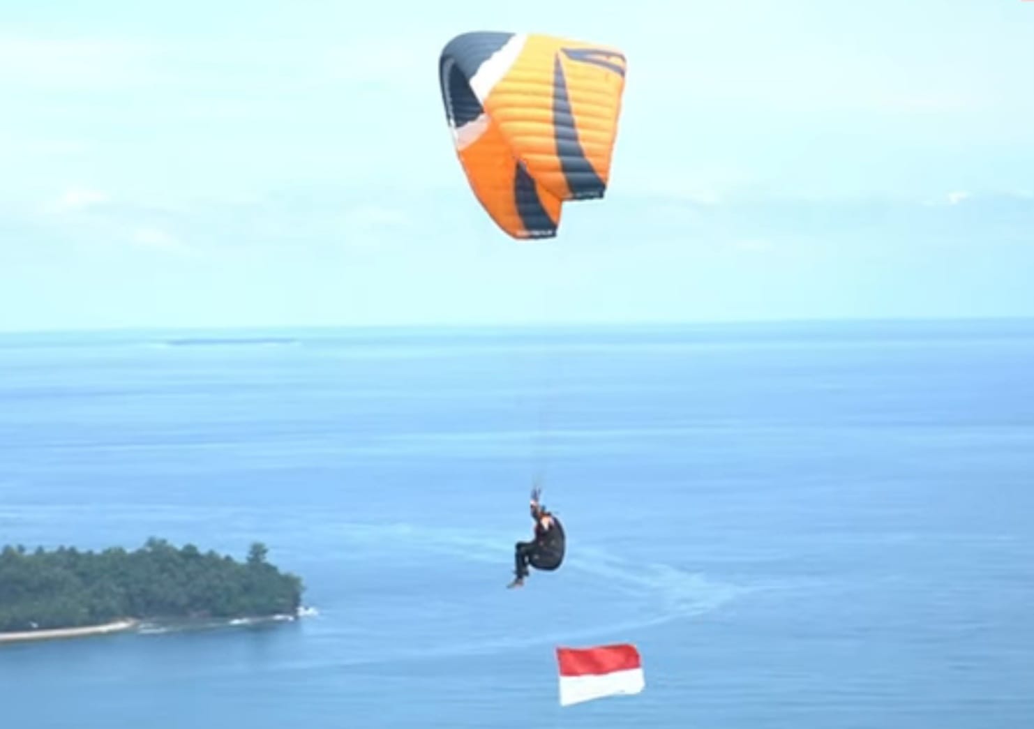 Paralayang dari Ditlantas Polda Sumbar dan Lanud Sutan Sjahrir dalam rangka HUT RI ke-76. (Foto: Dok. Humas Polda Sumbar)